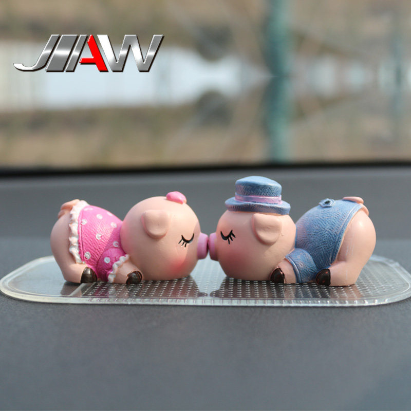 创意汽车摆件车内饰品可爱情侣接吻公仔车载猪仪表台装饰品车上