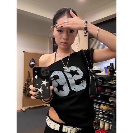 2026新款美式辣妹球衣风斜肩t恤女夏季数字印花短袖黑色潮牌露肩