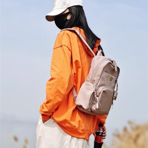 小型旅行双肩包大容量轻便简约通勤电脑包女2025新款潮高颜值背包