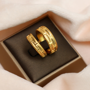 镀金万字纹喷砂情侣款活口对戒金色长城纹男女戒结婚戒指拍照道具