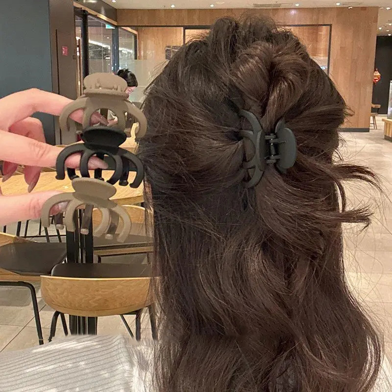 黑色半扎发抓夹女2025新款高级感南瓜发夹后脑勺发饰小号鲨鱼夹子