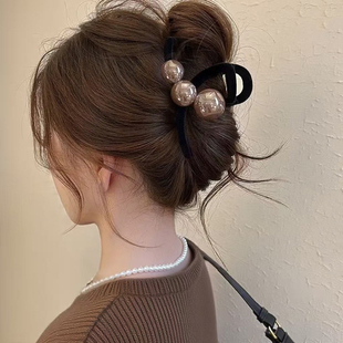 复古丝绒珍珠抓夹女2026新款高级感大号鲨鱼夹精致后脑勺半扎发饰