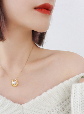 法式复古冷淡风U形珍珠吊坠项链简约轻奢钛钢镀18K真金