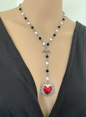 暗黑朋克风小众个性走秀黑白珠撞色蝴蝶结红色爱心吊坠项链女