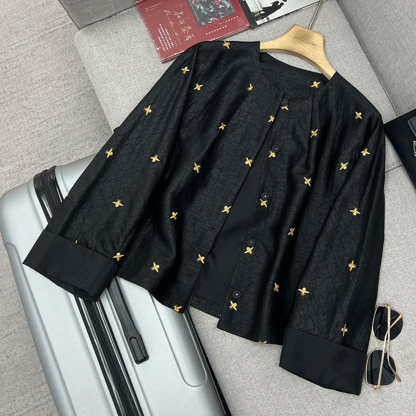 28姆米香云纱桑蚕丝轻奢小蜜蜂刺绣黑色圆领纽扣短款真丝外套上衣