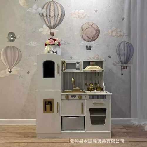 灯光氛围大厨房木质厨具套装