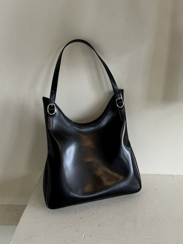 Leather one-shoulder bag, capacious shoulder bag, high-end