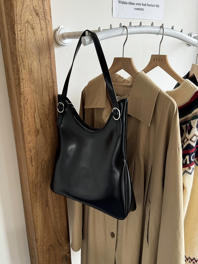 Leather one-shoulder bag, capacious shoulder bag, high-end