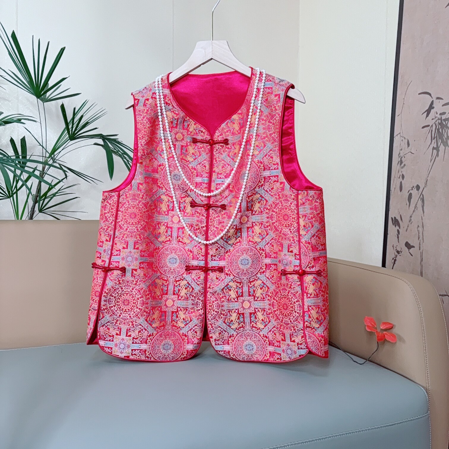 【红八达运】2026春季新款新中式女装时尚圆领无袖盘扣百搭马甲