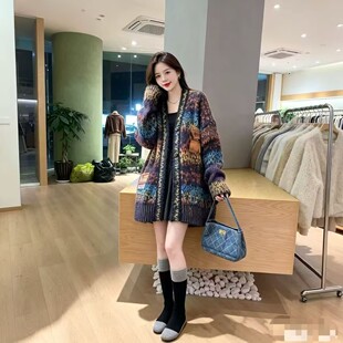 慵懒风撞色拼接V领针织开衫女宽松减龄毛衣外套中长款胖妹妹上衣