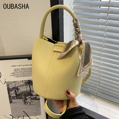 欧芭莎小众轻奢通勤水桶包