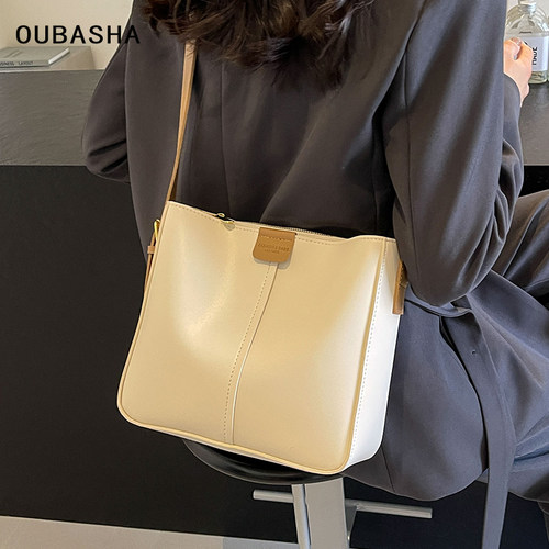 欧芭莎今年流行大容量通勤水桶包