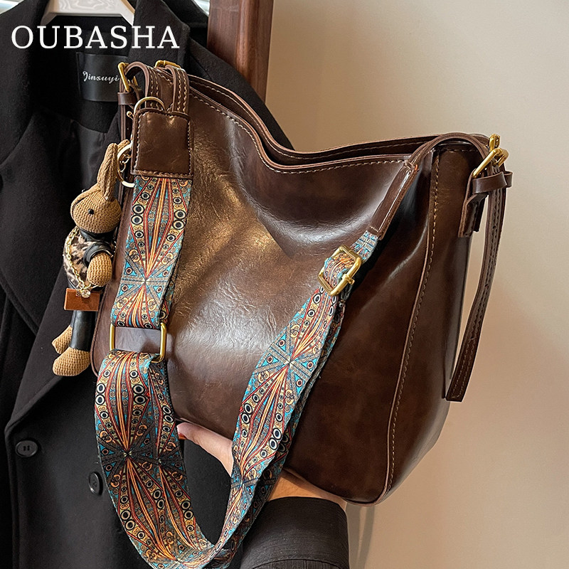 欧芭莎高级感复古轻奢通勤水桶包