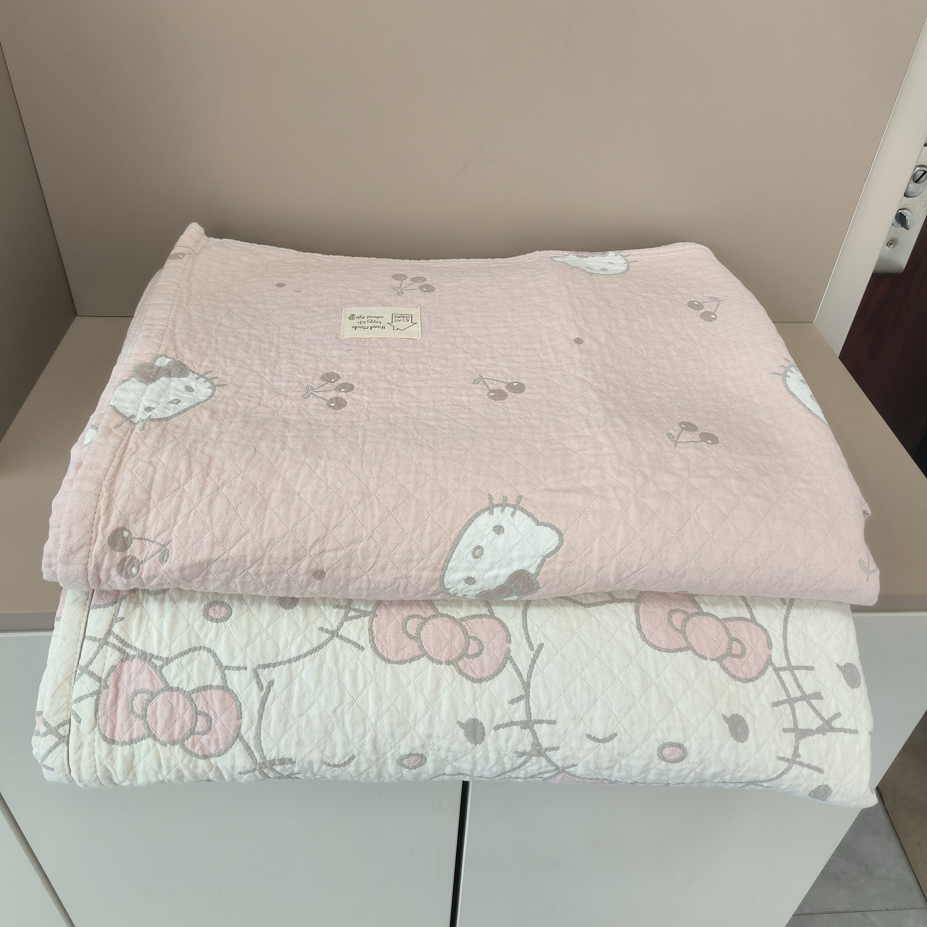 实体店新款纯棉四层纱布毯水洗提花安心棉卡通Kitty猫毛巾被枕巾