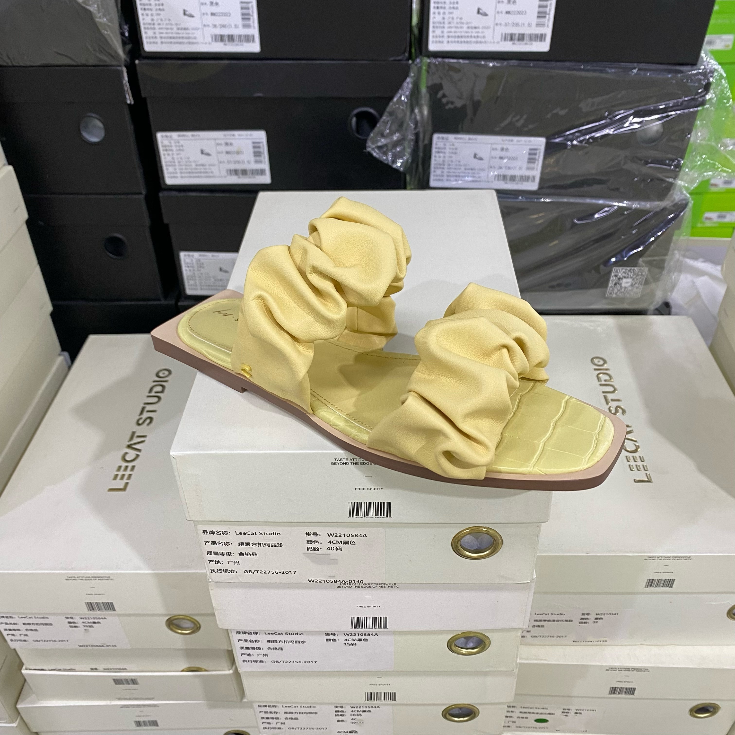 S专柜正品平底云朵拖鞋沙滩休闲仙女鞋小鸡淡黄色