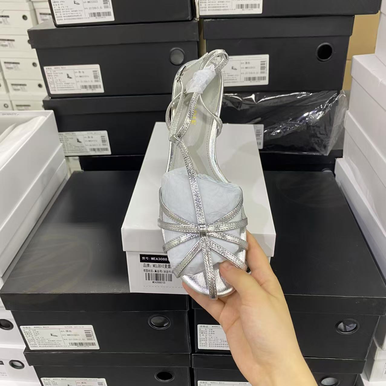 实体专柜意大利设计师轻奢品牌B交叉绑带小牛皮平底凉鞋6370银色