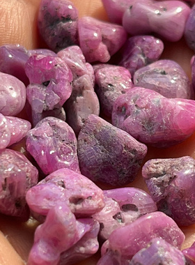 天然无烧无任何处理的红宝石原矿石抛光颜色玫紫色 潮流时尚项链