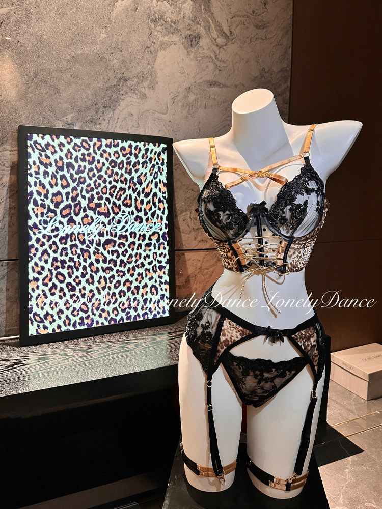 LonelyDance 欧美新款蕾丝豹纹刺绣交叉肩带重工艺四件套聚拢制服