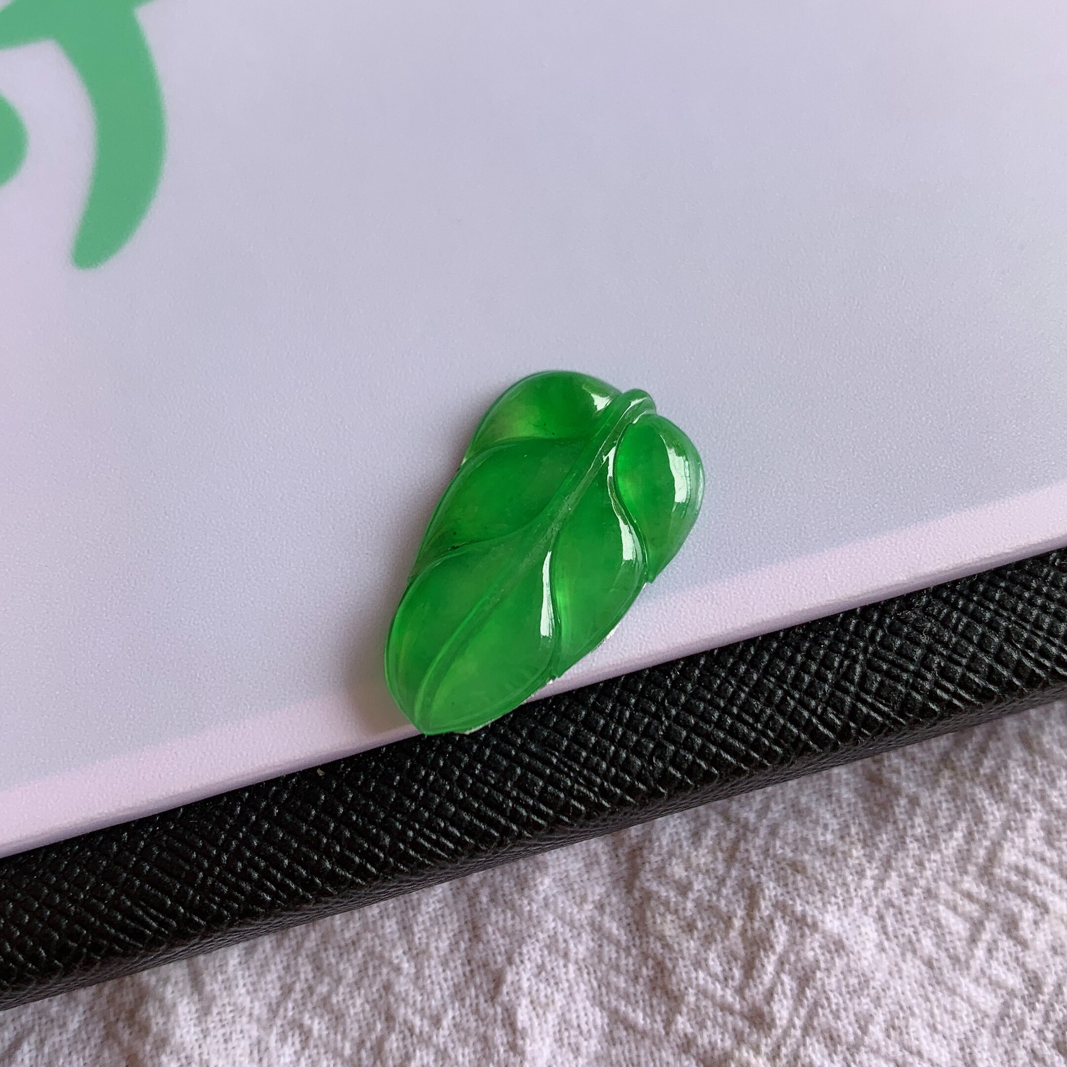 缅甸A货翡翠冰种阳绿树叶镶嵌件吊坠