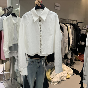 917 韩系气质翻领短款白衬衫女不规则多纽扣装饰宽松显瘦长袖衬衣
