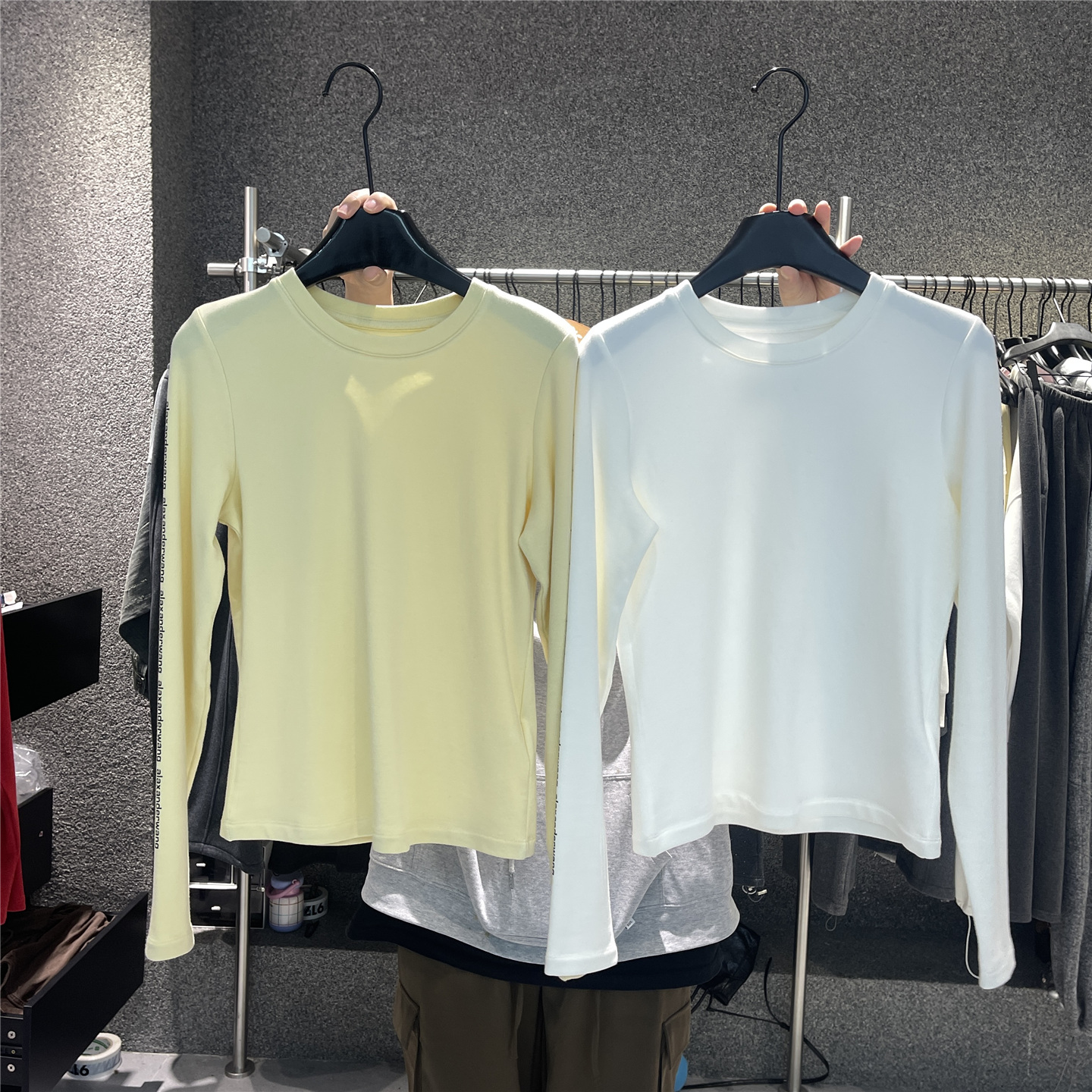 917 韩国东大门冬季常规款小众设计感袖子字母印花长袖T恤打底衫