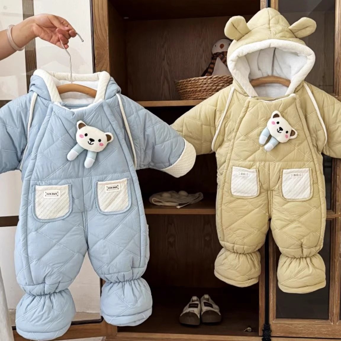 婴幼儿爬服抱抱服加绒加厚冬季连体衣男宝外出百天包手脚底可拆卸
