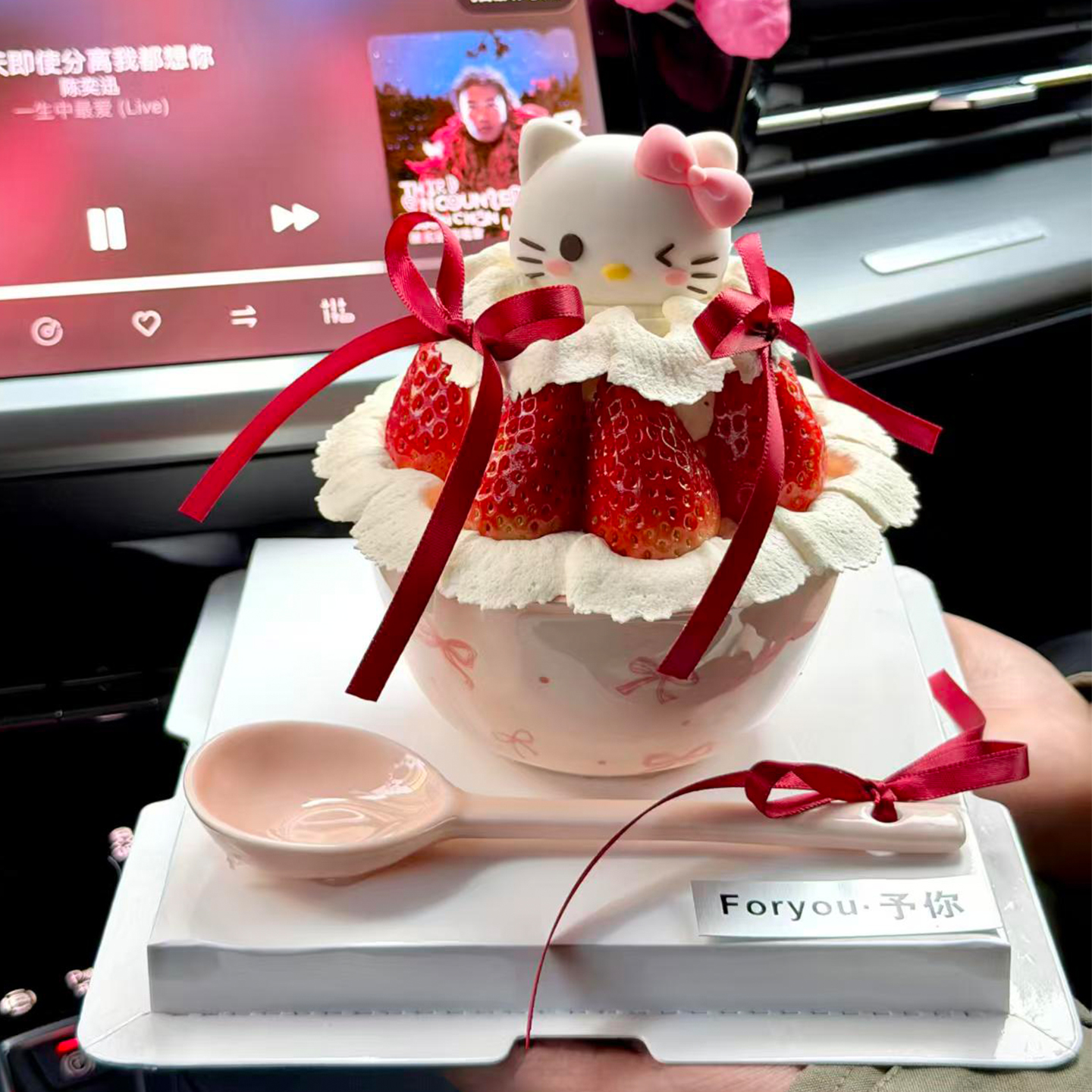 粉色KT猫蝴蝶结奶油草莓陶瓷碗