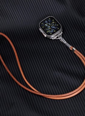 适用ultra49mm金属挂件真皮绳钥匙链b7华为gt46小米fit苹果手表带oppo pro佳明10iwatch8三星47vivo挂脖黑棕