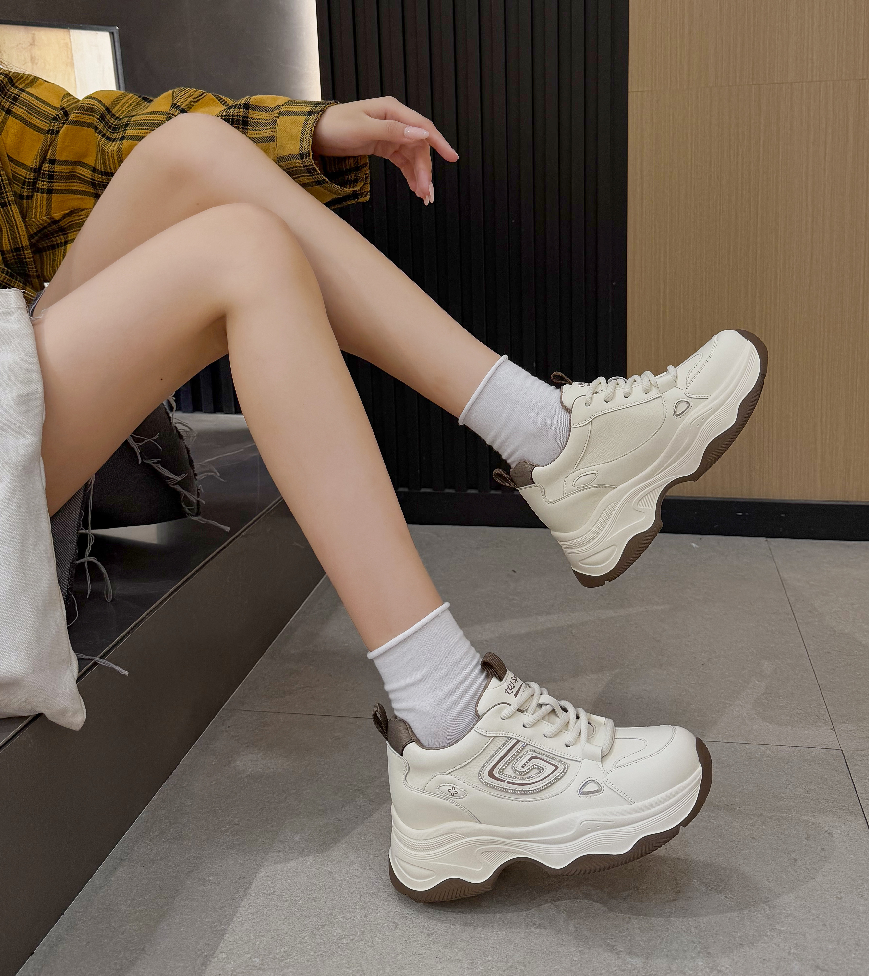 网红皮网面透气内增高老爹鞋女2026秋季新款厚底小白鞋休闲运动鞋