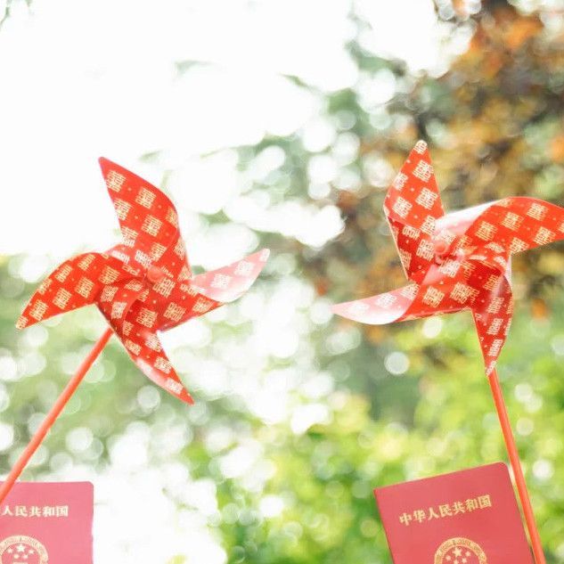 结婚领证双喜字风车网红外景布置婚庆专用红色挂饰红色晨袍拍照