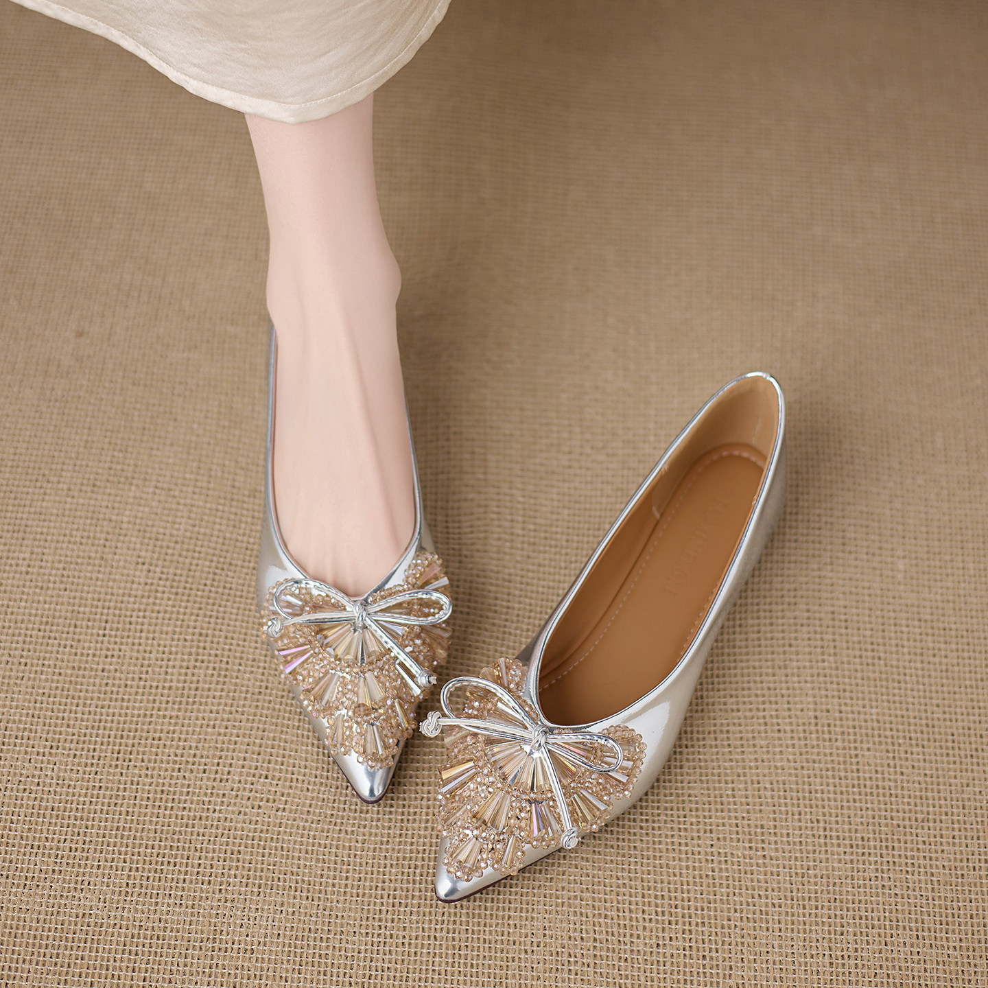 银色绝美气质小单鞋女春夏款2026爆款一脚蹬尖头浅口巨好看平底鞋