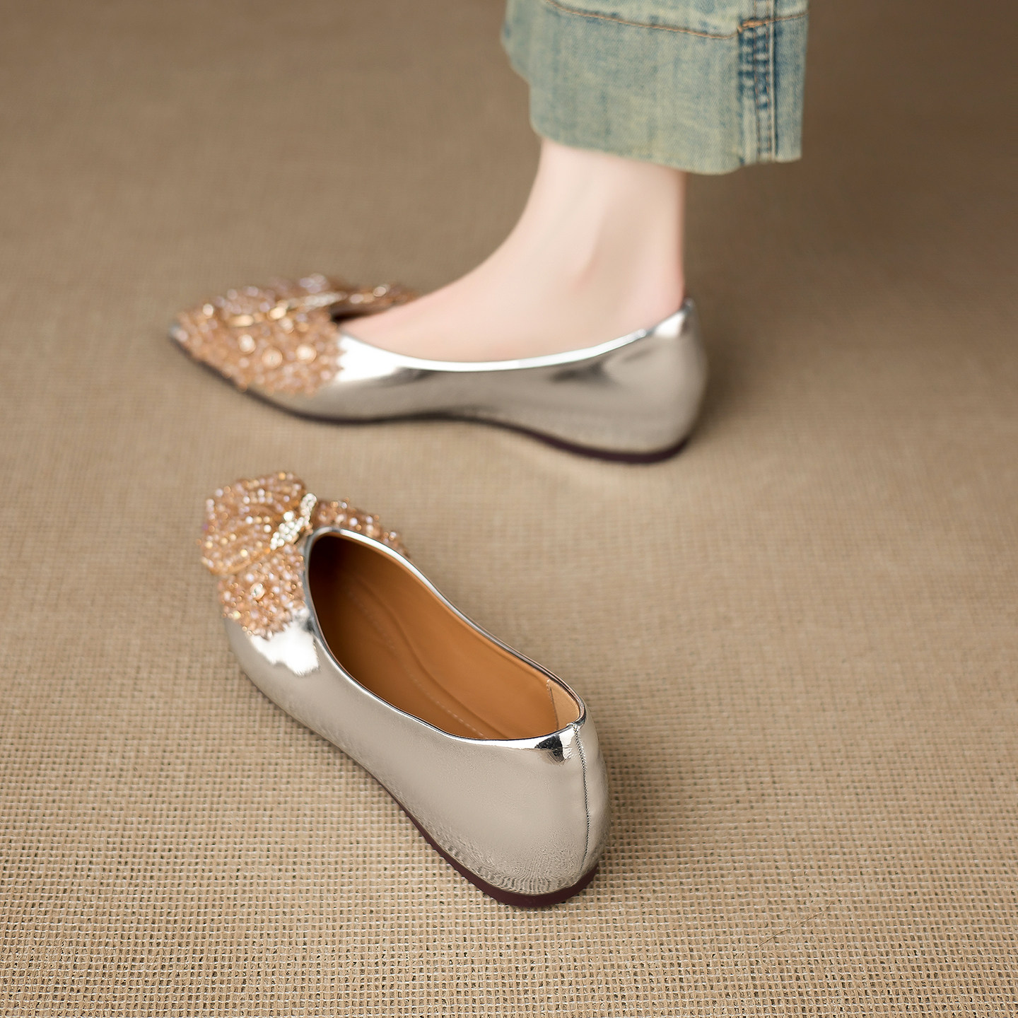 巨好看银色水钻绝美单鞋女2026春夏新款尖头浅口不累脚串珠平底鞋