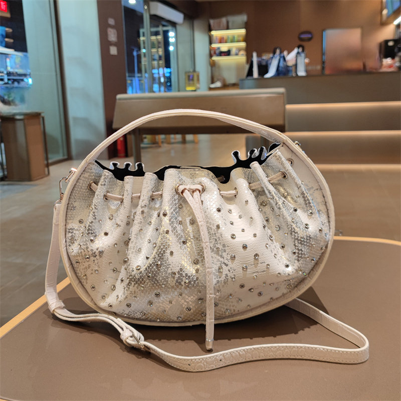 洋气镶钻铆钉水桶女包软皮手提包