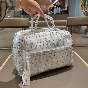 欧美大牌时尚潮流大容量休闲软皮枕头女包2026新款镶钻真皮手提包