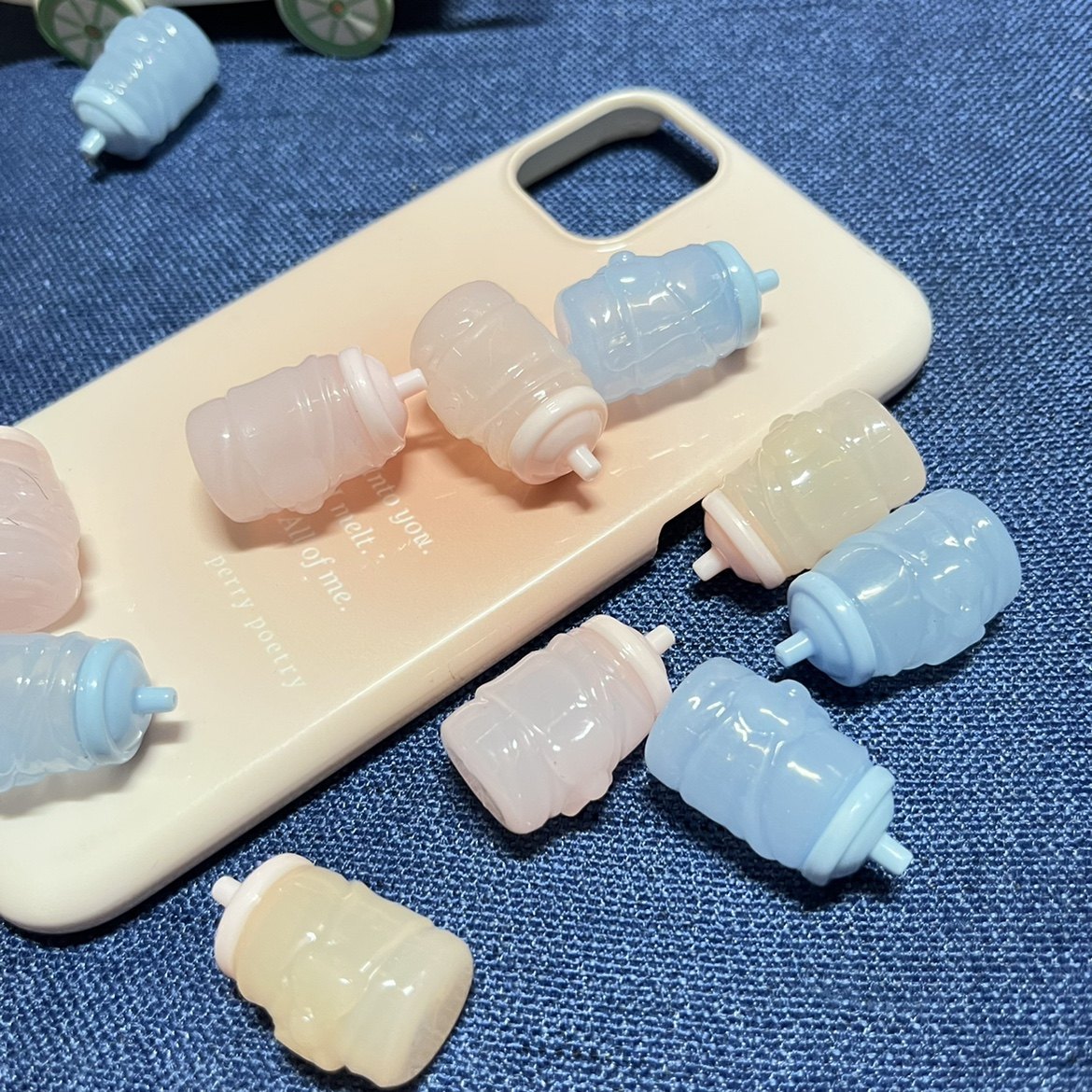 外贸散货马卡龙色系可爱软萌蝴蝶结小奶瓶软塑料材质可捏解压玩具