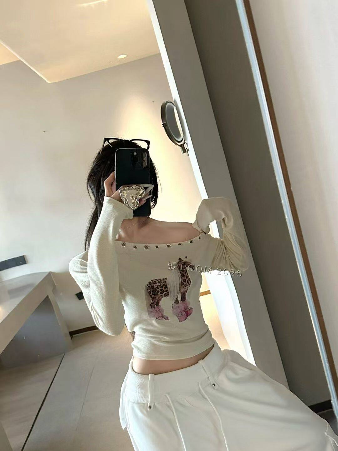 十三行美式复古辣妹风斜露肩长袖女T恤铆钉小马图案短款修身上衣