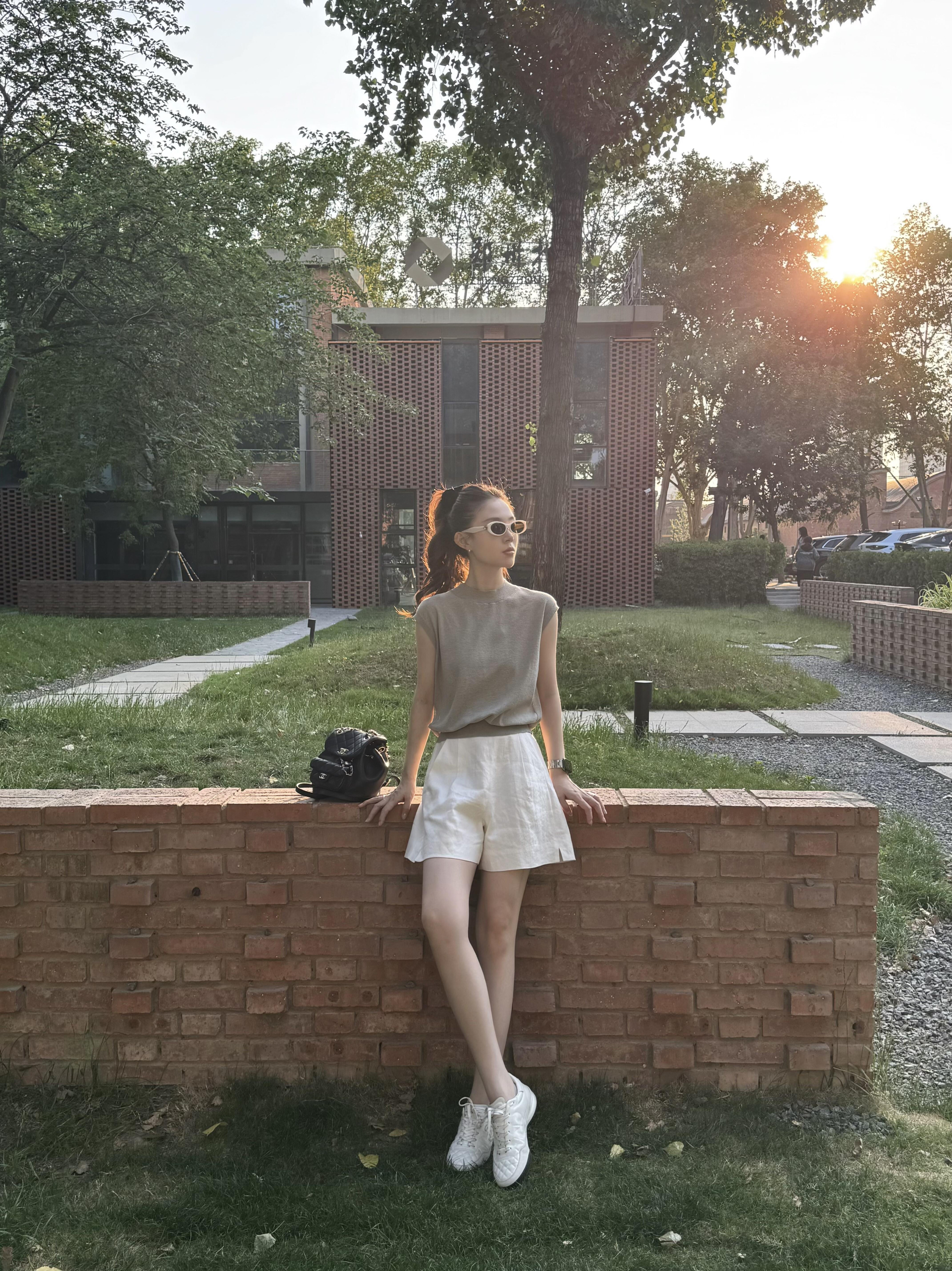 韩系简约灰色圆领针织短袖T恤女夏季松弛感穿搭宽松白色短裤套装