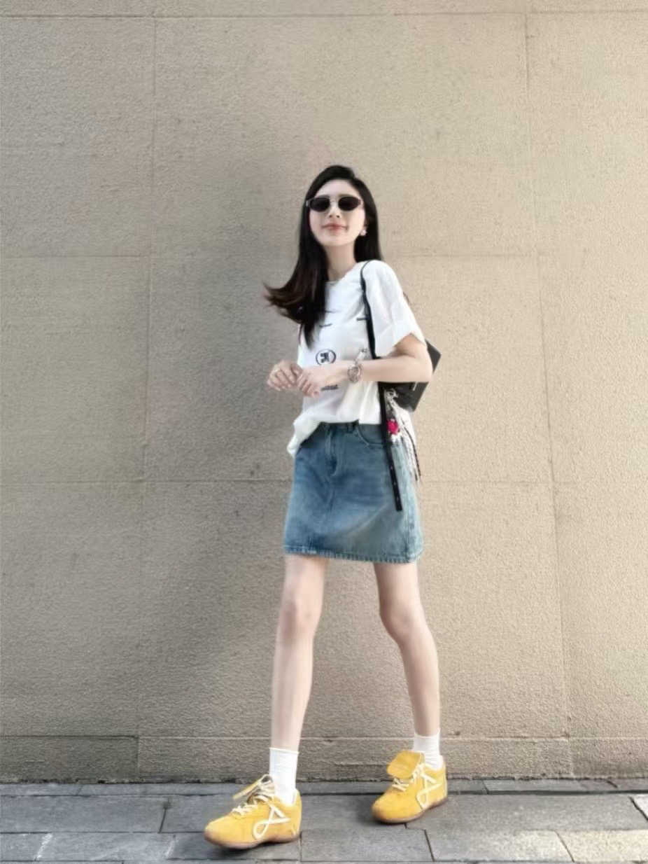 韩系白色圆领印花短袖T恤女夏季牛仔半身裙显瘦遮肉减龄盐系套装