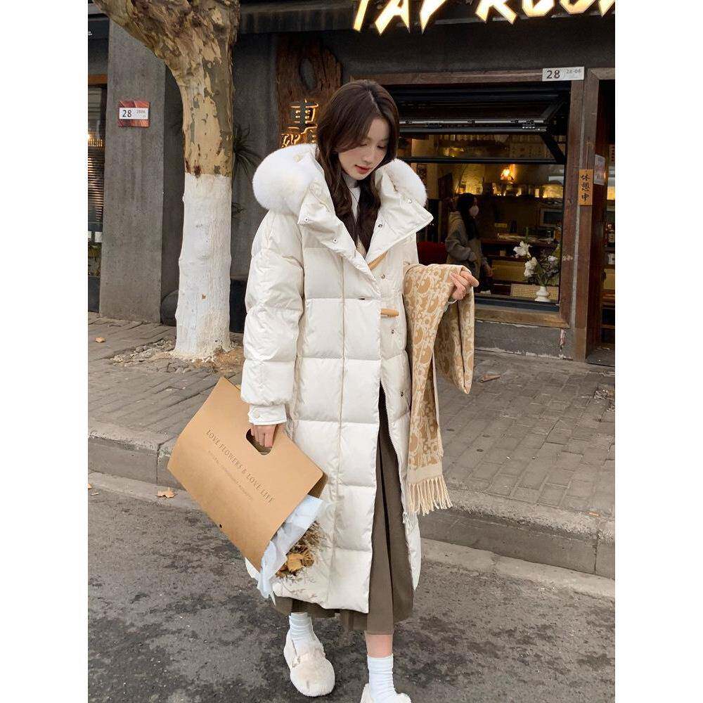 轻奢品牌高端90丝绒2025新款羽绒服女士中长过膝长外套在冬天看起