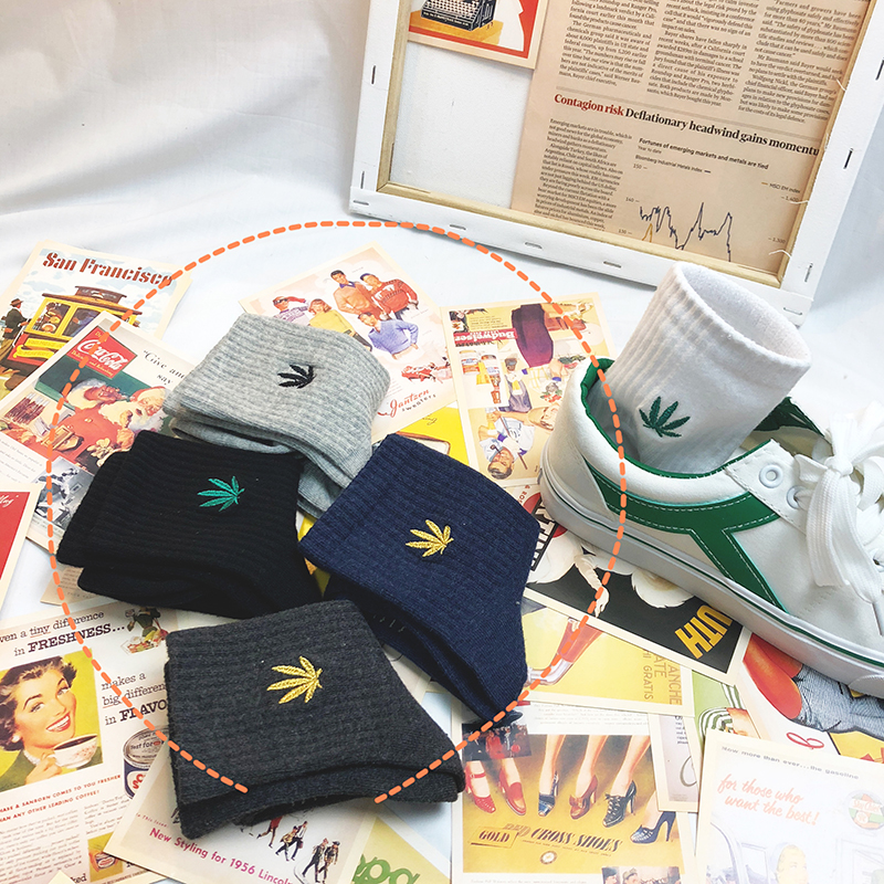 Autumn and winter 5 pairs of embroidered maple leaf mid tube couple socks for men and women