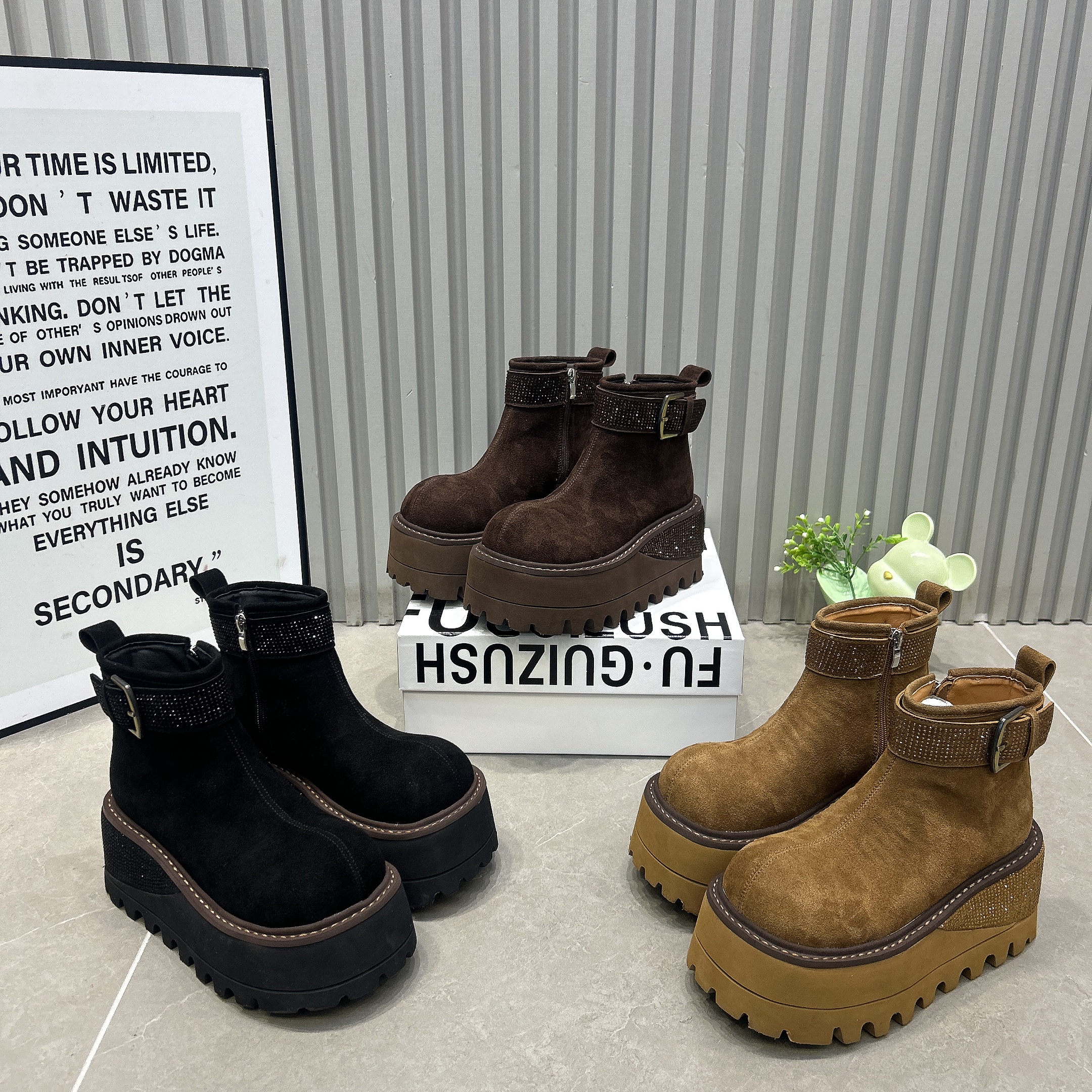 2025新款秋冬真皮超轻底8CM厚底松糕增高圆头马丁靴女短靴烟筒靴