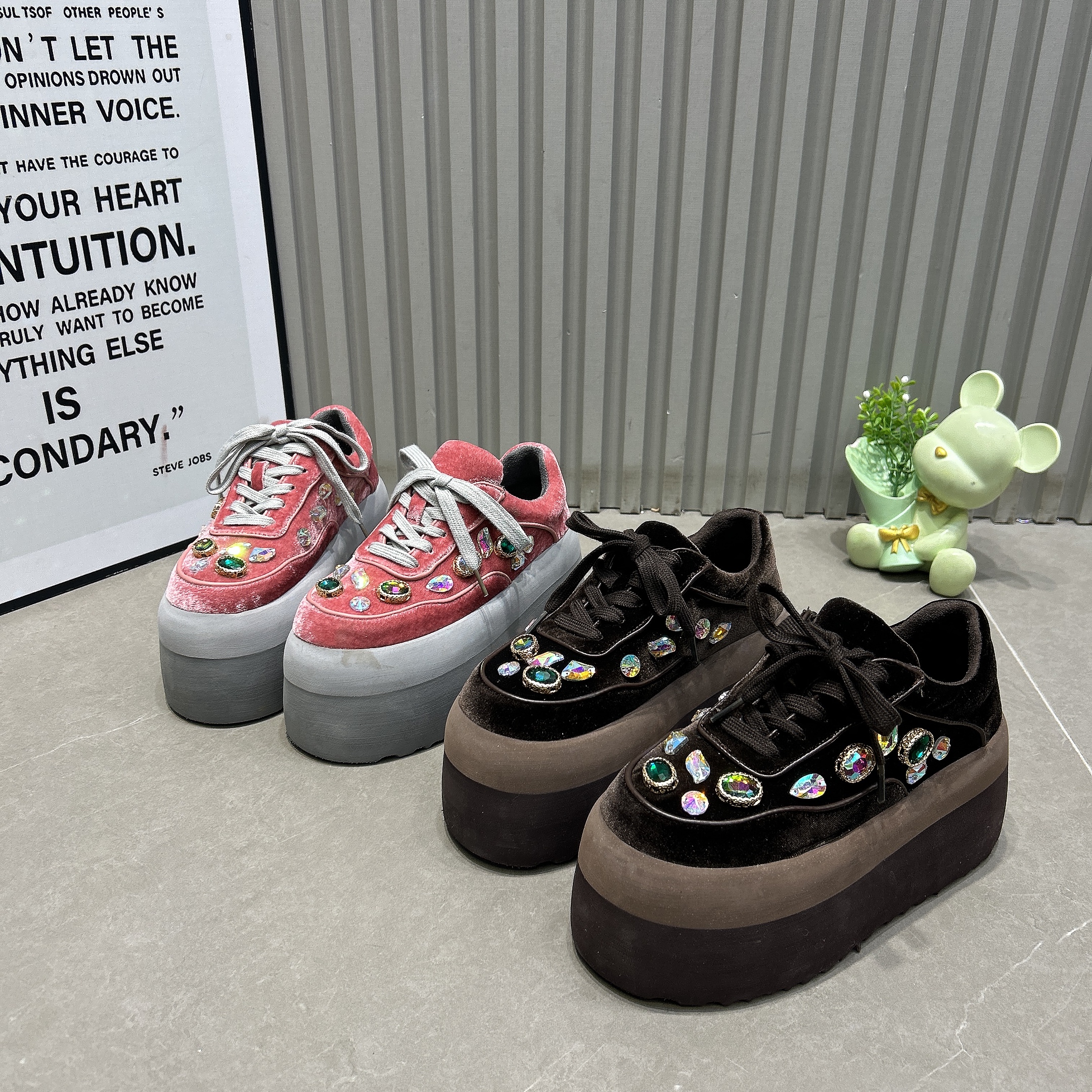 欧货重工大颗钻粒2025新款厚底松糕鞋女增高休闲板鞋百搭时面包鞋