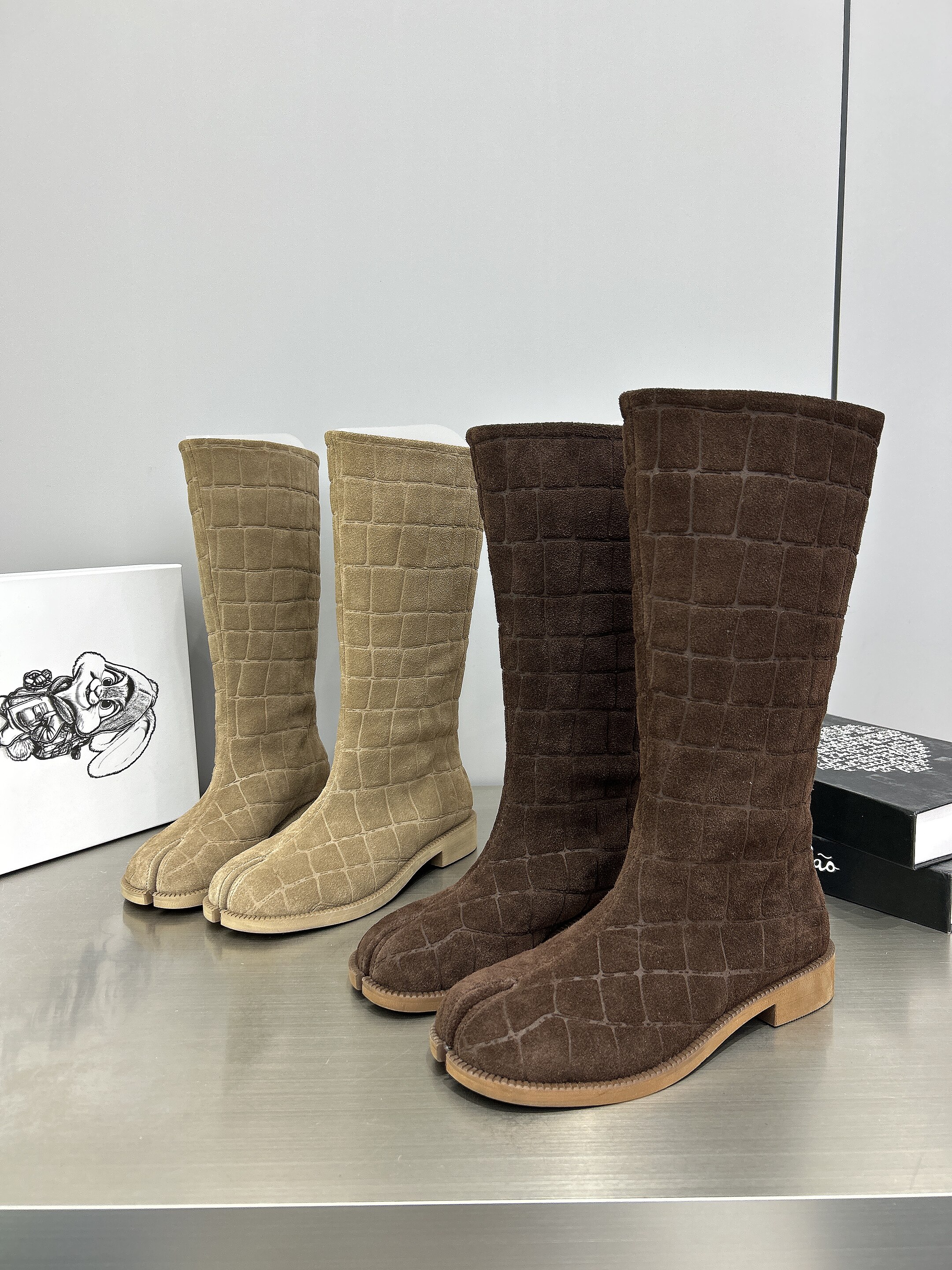 2026秋新款磨砂皮压花设计感分趾平底高筒靴女不过膝高筒骑士靴