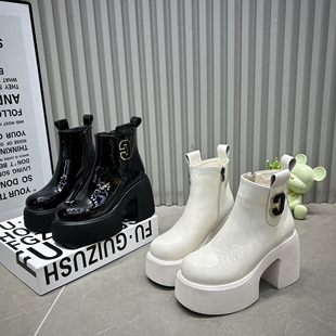 红色10cm黑色短靴2026新款 亮面漆皮防水台超高跟粗跟女靴子马丁靴