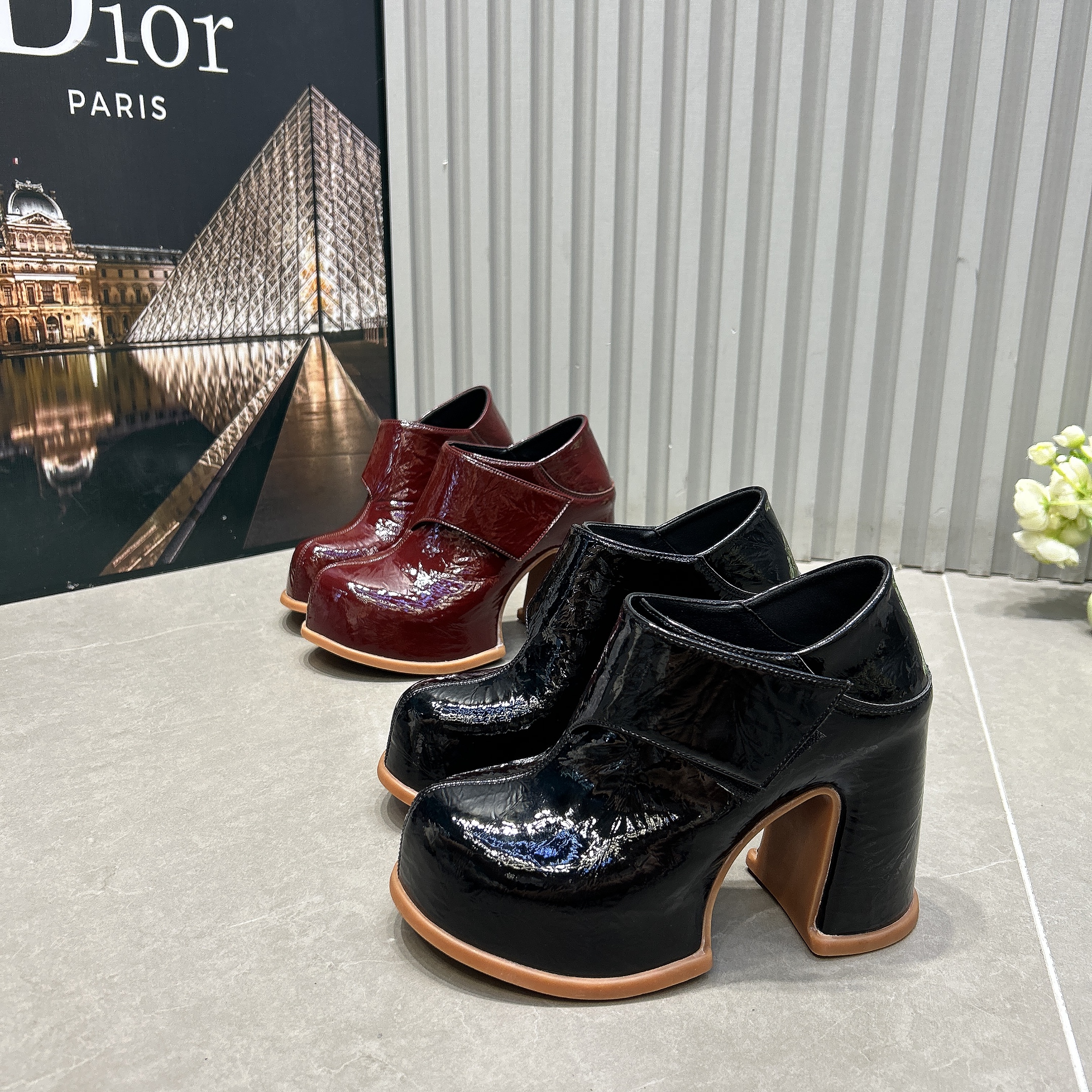 欧洲站漆皮粗跟女鞋2025秋新款11cm超高跟显脚小防水台魔术贴单鞋