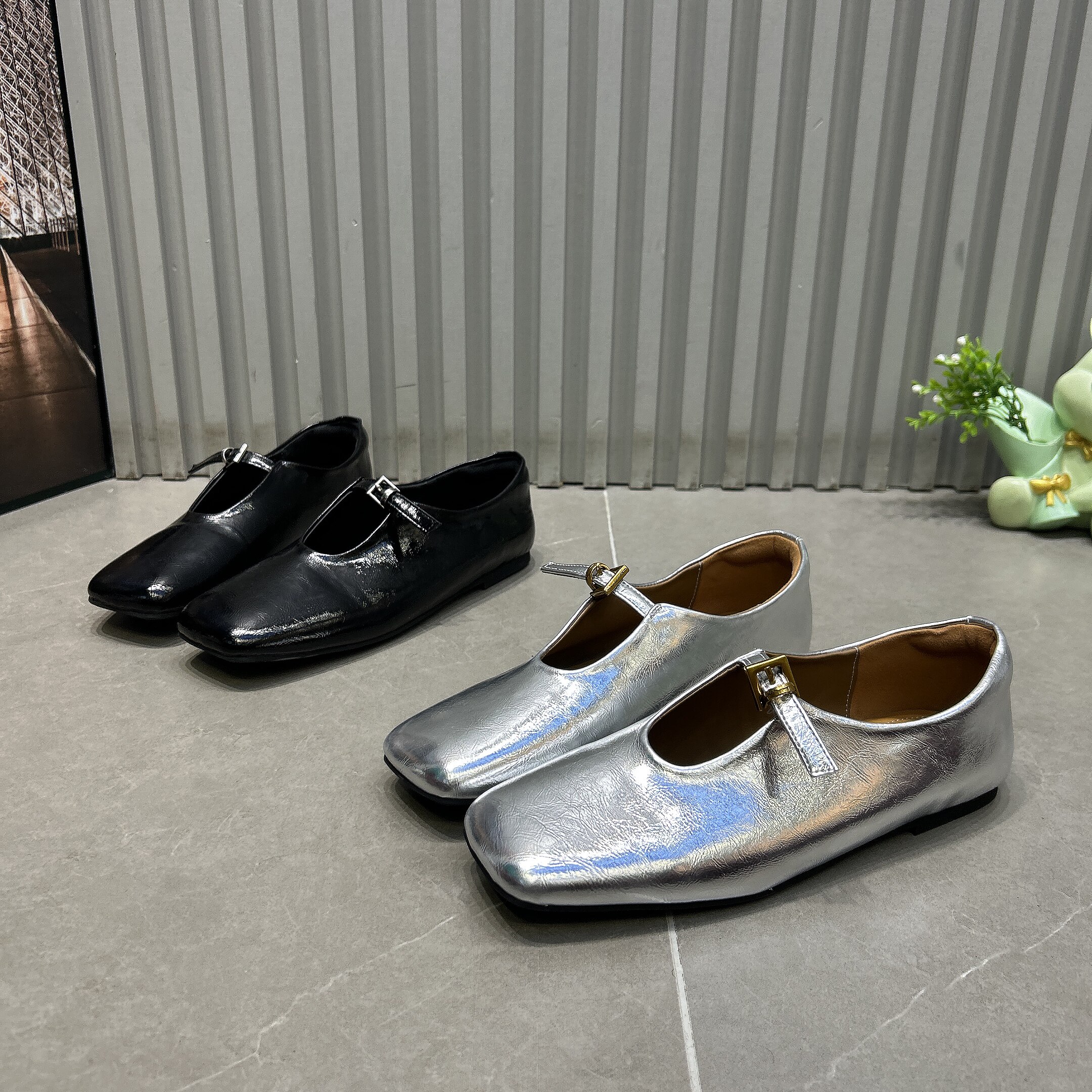 软底软面蛋卷鞋芭蕾风2026春新款亮面漆皮方头平底单鞋中口女皮鞋