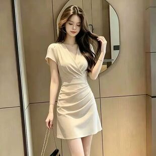 优雅气质V领短袖连衣裙女2026夏季新款小个子收腰显瘦褶皱短裙子