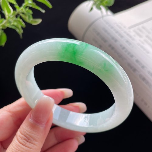 2025天然缅甸翡翠A货白底飘绿正圈手镯56圈口0717Q25