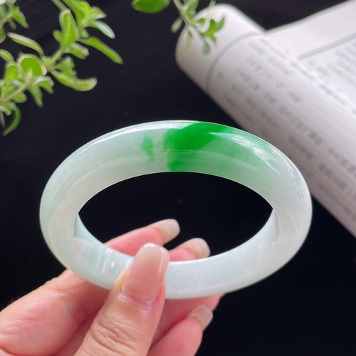 2025天然缅甸翡翠A货白底飘辣绿59正圈手镯0717JC13