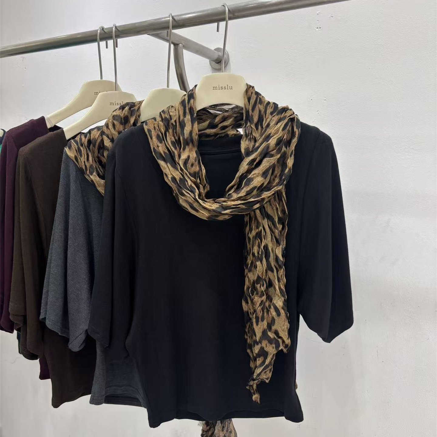 早秋新款V领豹纹丝巾宽松T恤